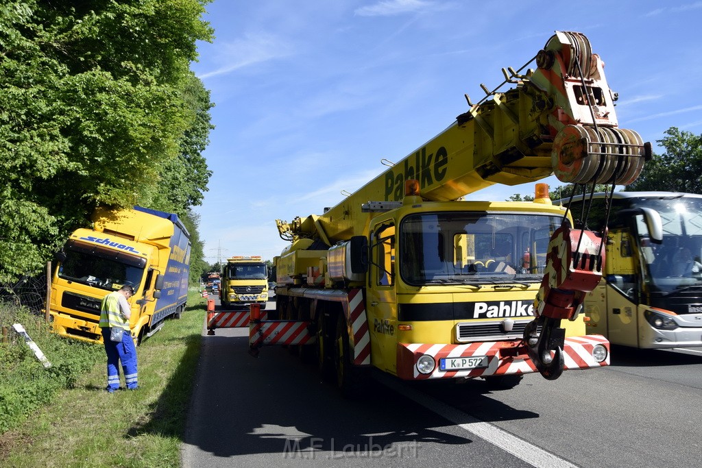 LKW in Boeschung A 3 Rich Frankfurt Hoehe Roesrath Lohmar P002.JPG - Miklos Laubert